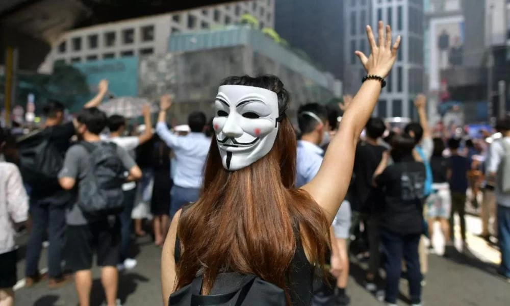 «Να τελειώσει η ιατρική τυραννία»: Διαδηλώσεις σε όλη την Ευρώπη